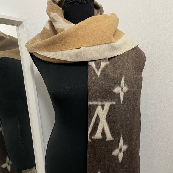 LV 100% cashmere scarf - Picture 4 of 11
